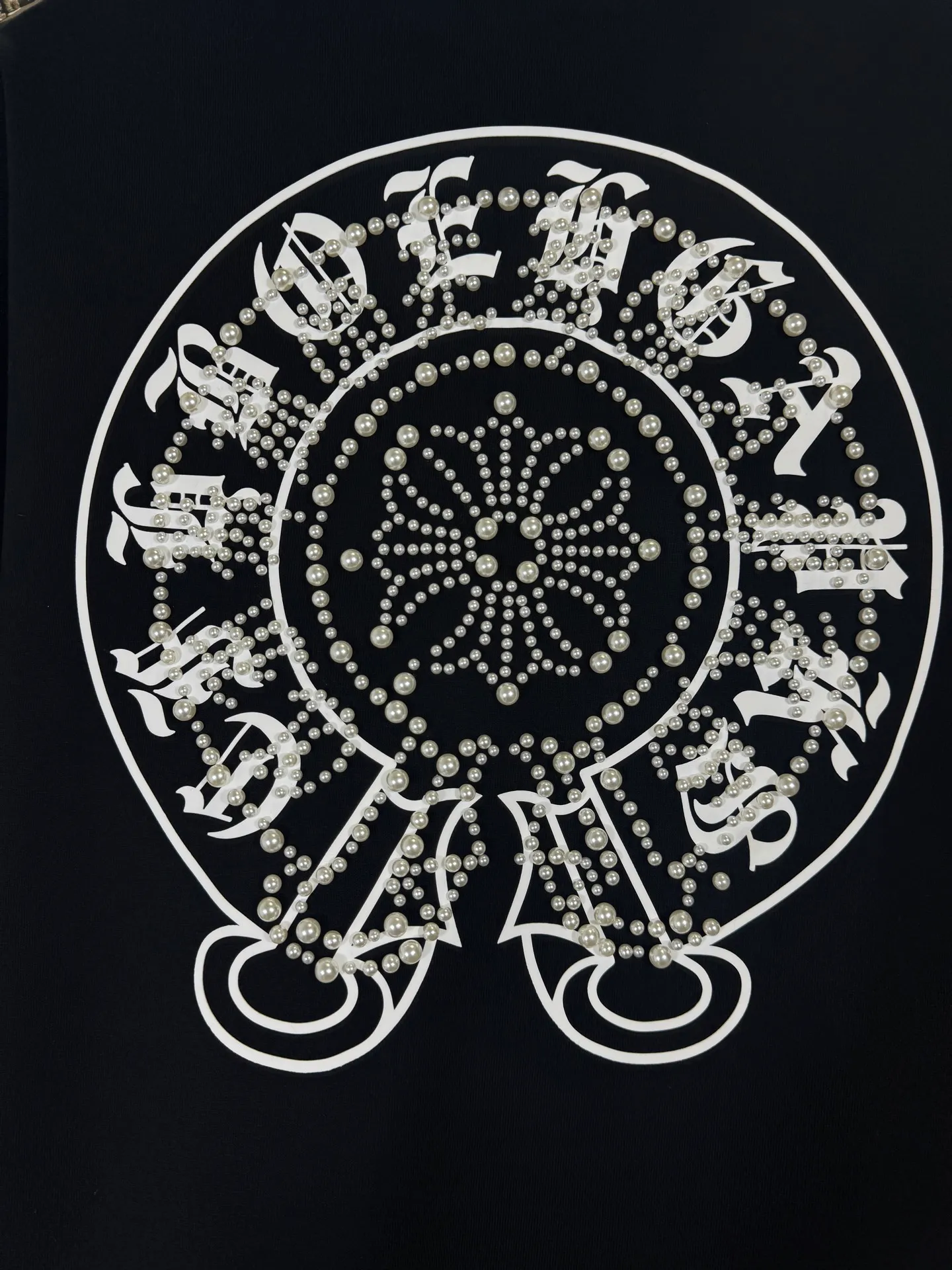 P350 top version, real shot without P, ​​different from market currency) 𝗖𝗵𝗿𝗼𝗺𝗲 𝗛𝗲𝗮𝗿𝘁𝘀/Cro Heart 2025 Compass Pearl Embroidery Autumn and Winter New Original Single Counter American Laser Burnt 3D Three-dimensional Appliqué Pearl Couple Casual Cardigan Sweatshirt 👑The highest version! Customized fabric 480g tripe terry fabric! American acid-washed and distressed original fabric, laser burning + patch embroidery, exquisite embroidery of letters! The best-selling model in the counter, very comfortable to wear. Accessories: original molded and authenticated collar label➕100% silk wash label. Genuine purchase-grade original hangtag➕matching hanging rope➕3D hanging beads➕original packaging bag. Craftsmanship: The original version has consistent wiring! The highest version of the armhole matching technique! Color: Beige Black Size: S M L XL Style No.: 25-353